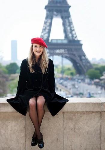 Mujer con la torre Eiffel de fondo, francés